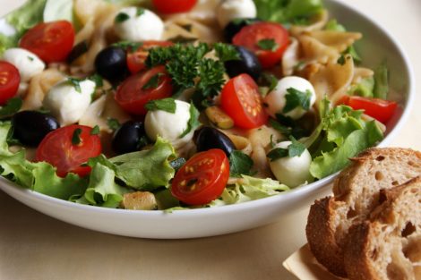 salade composée de saison farfalle, tomates cerise, courgettes