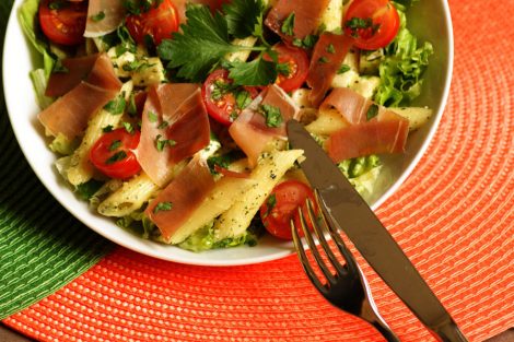 salade composée de penne, pesto verde maison, tomates cerise de saison