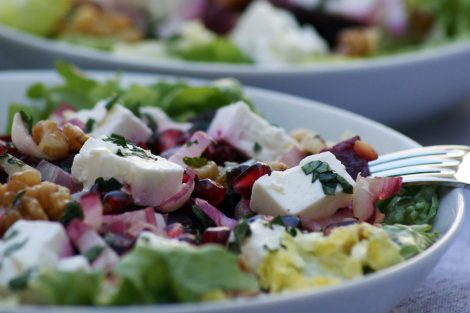 associations surprenantes - salade composée de feta, betteraves rouges, grenade, endives carmines