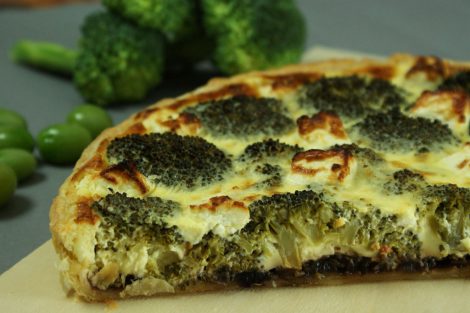 tarte végétarienne de brocoli, oignon rouge caramélisé, fromage de brebis